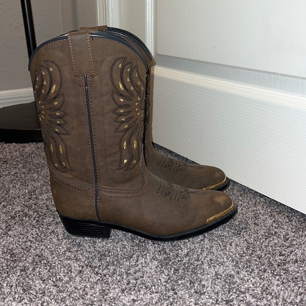 Kids brown cowboy boots with gold accents (kids size 5)